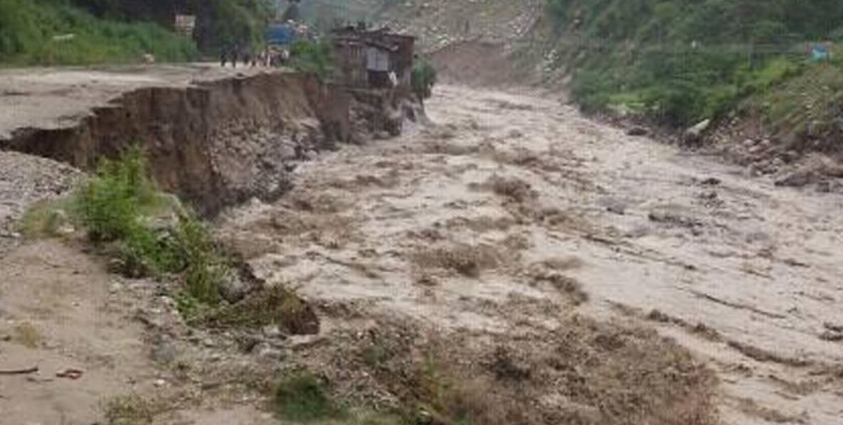 बारेकोटमा बाढीले विद्युत कुलोदेखि पुलसम्म बगायो